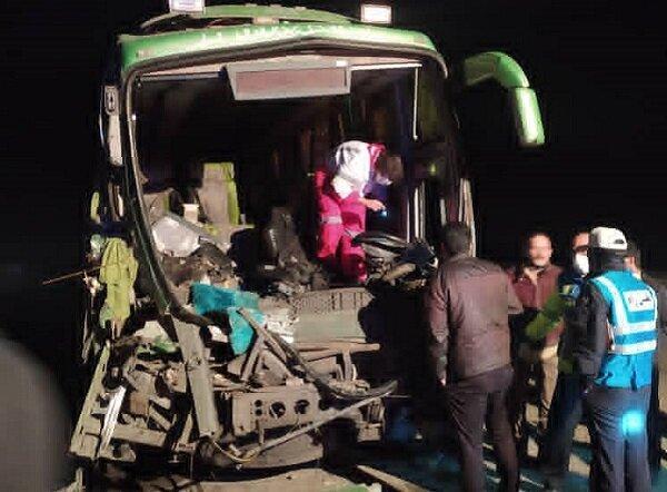 در تصادف اتوبوس با کامیون در جاده قدیم قم 22 نفر مصدوم شدند در تصادف اتوبوس با کامیون در جاده قدیم قم 22 نفر مصدوم شدند