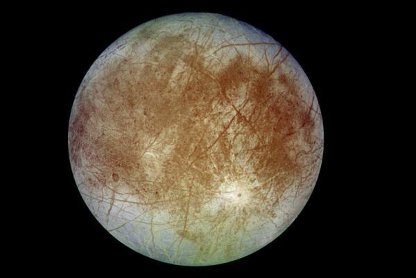 در قمر اروپای سیاره برجیس، یخی کرکی در اعماق اقیانوس های ایجاد می گردد که به مانند برف، اما به صورت معکوس، از عمق به سمت سطح می بارد!